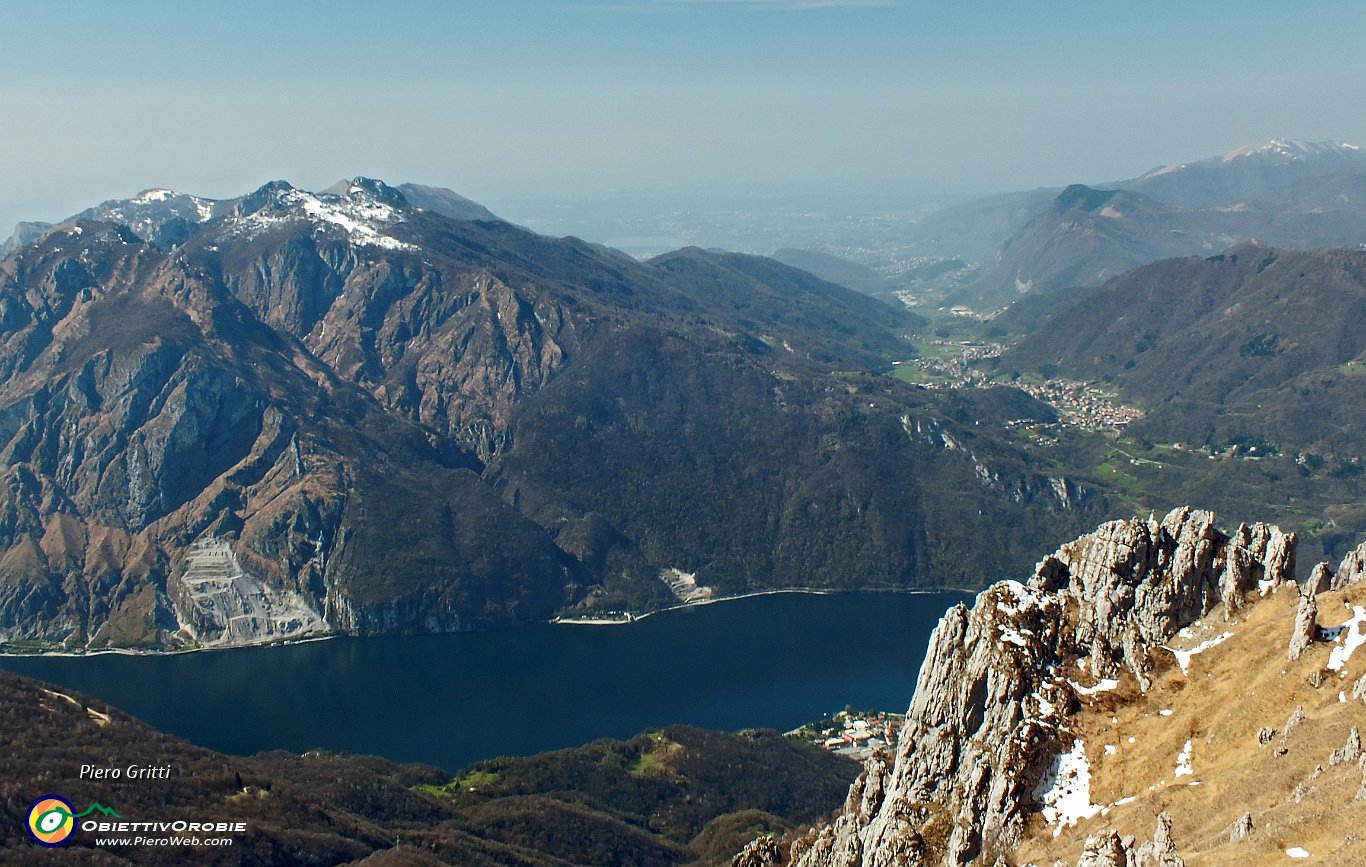 38 Dal lago sorgono Moregallo e Corni di Canzo......JPG